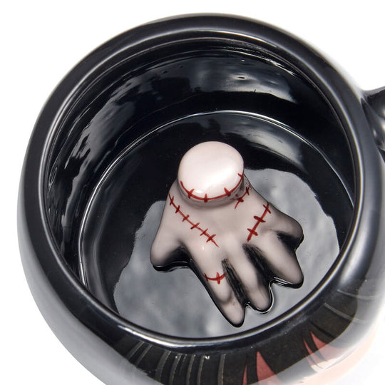 Image du mug 3D Wednesday posé sur une table, illustrant sa forme ergonomique et sa finition soignée