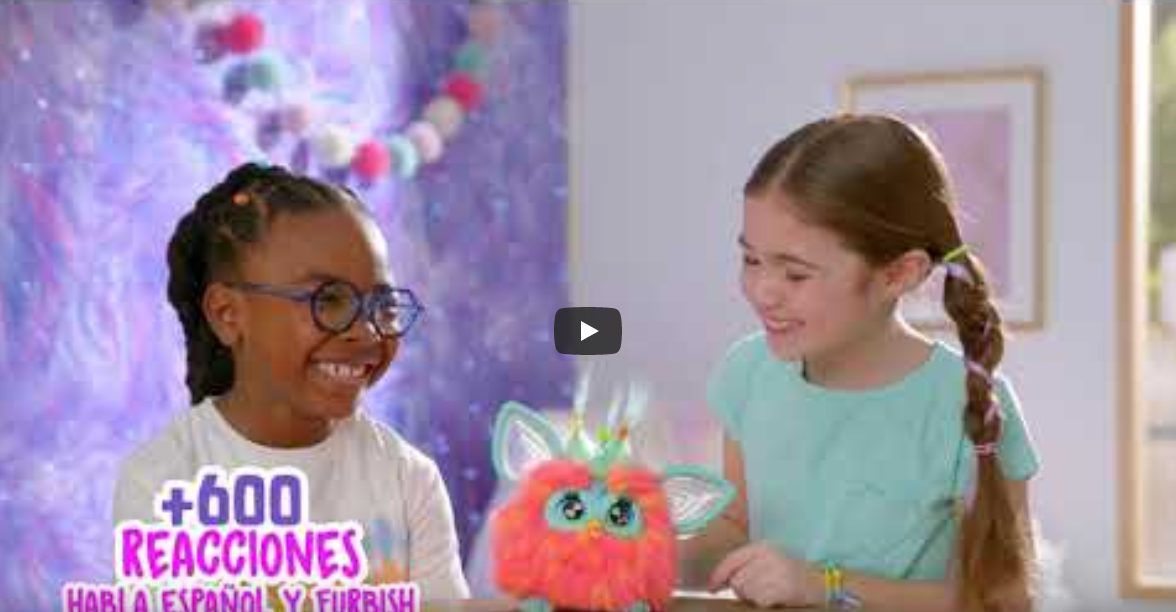 Poupée Furby recevant un câlin d'un enfant souriant