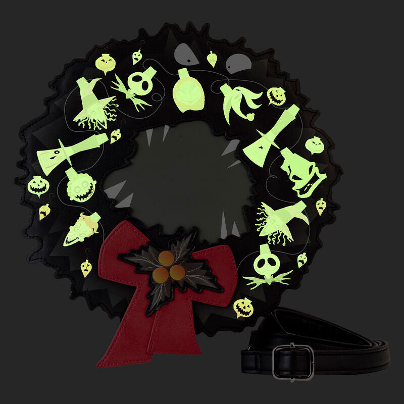 Gros plan sur les détails embossés et imprimés du sac Loungefly Nightmare Before Christmas Wreath avec effet phosphorescent