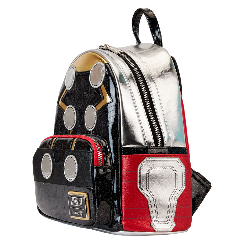 Gros plan sur les appliqués et les détails embossés du sac Thor Loungefly Marvel