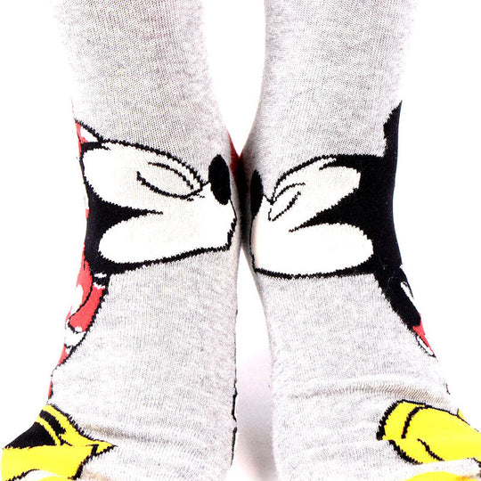 Chaussettes adultes Disney Minnie portées, illustrant confort et style décontracté