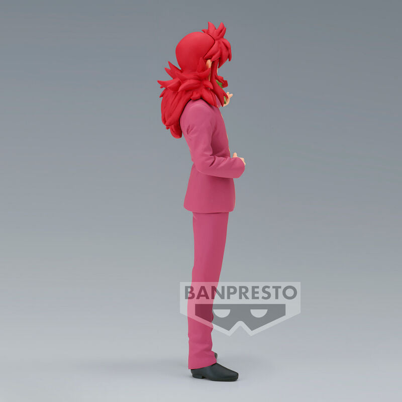 Gros plan sur le visage expressif de Kurama avec ses cheveux rouges et ses yeux captivants
