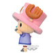 Figurine Tony Chopper Fluffy Puffy posée sur un socle blanc avec éclairage naturel