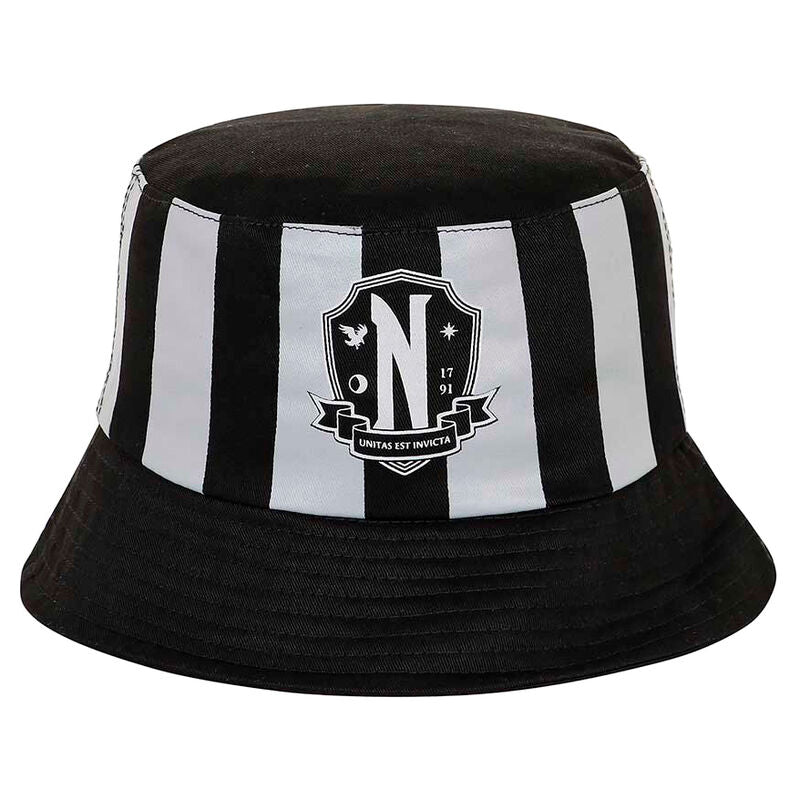 Chapeau seau enfant Wednesday KARACTERMANIA en taille 8 ans vu de face avec logo visible