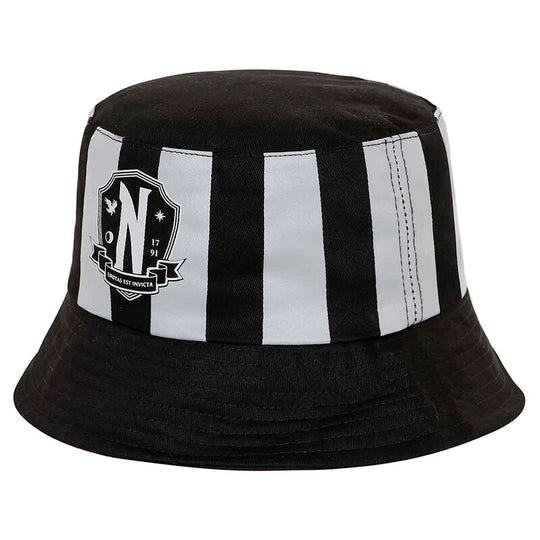 Chapeau seau Wednesday porté par un enfant, démontrant le confort et la taille 55 cm