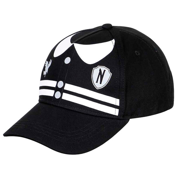 Détail du logo et du design varsity sur la casquette enfant Wednesday KARACTERMANIA taille 55 cm