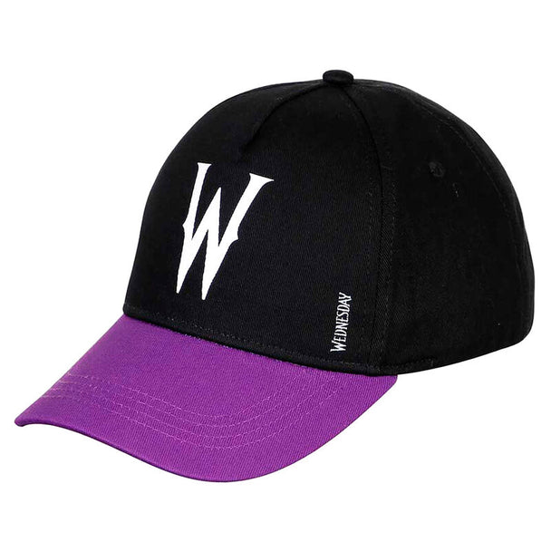 Détail de la texture et des coutures de la casquette enfant Wednesday KARACTERMANIA