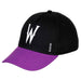 Détail de la texture et des coutures de la casquette enfant Wednesday KARACTERMANIA