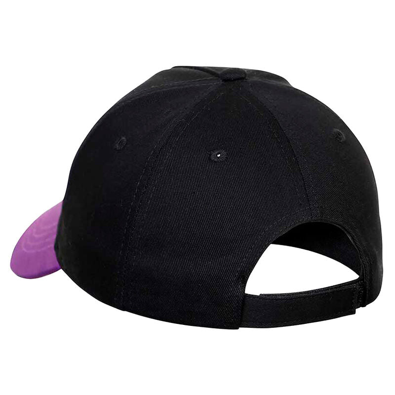 Casquette enfant Wednesday portée, montrant son ajustement confortable et son style unique