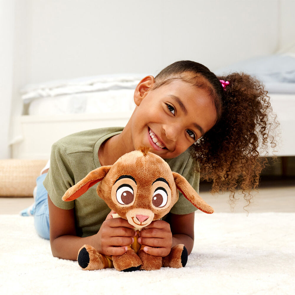 Détail des coutures et finitions soignées de la peluche SIMBA Disney