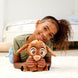 Détail des coutures et finitions soignées de la peluche SIMBA Disney