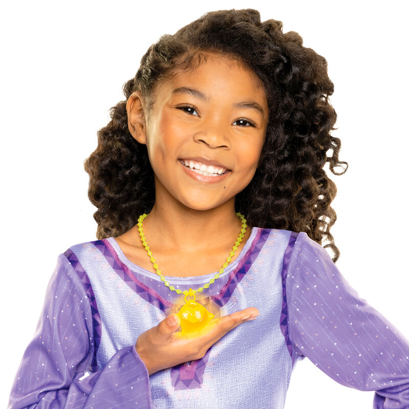 Enfant portant le collier Disney Wish Upon a Star avec l'étoile qui s'illumine