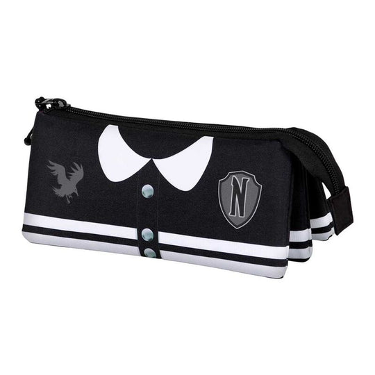 Trousse triple Wednesday Varsity KARACTERMANIA posée sur une table, montrant ses dimensions compactes et son style moderne