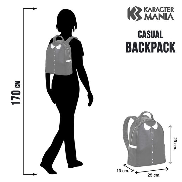 Zoom sur le logo KARACTERMANIA brodé sur le sac à dos Wednesday Varsity