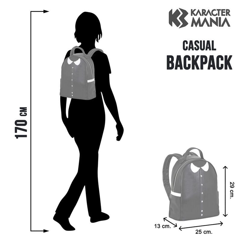 Zoom sur le logo KARACTERMANIA brodé sur le sac à dos Wednesday Varsity