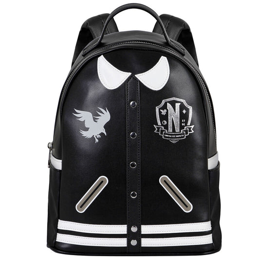 Présentation du sac à dos Wednesday Varsity porté en extérieur lors d'une sortie urbaine