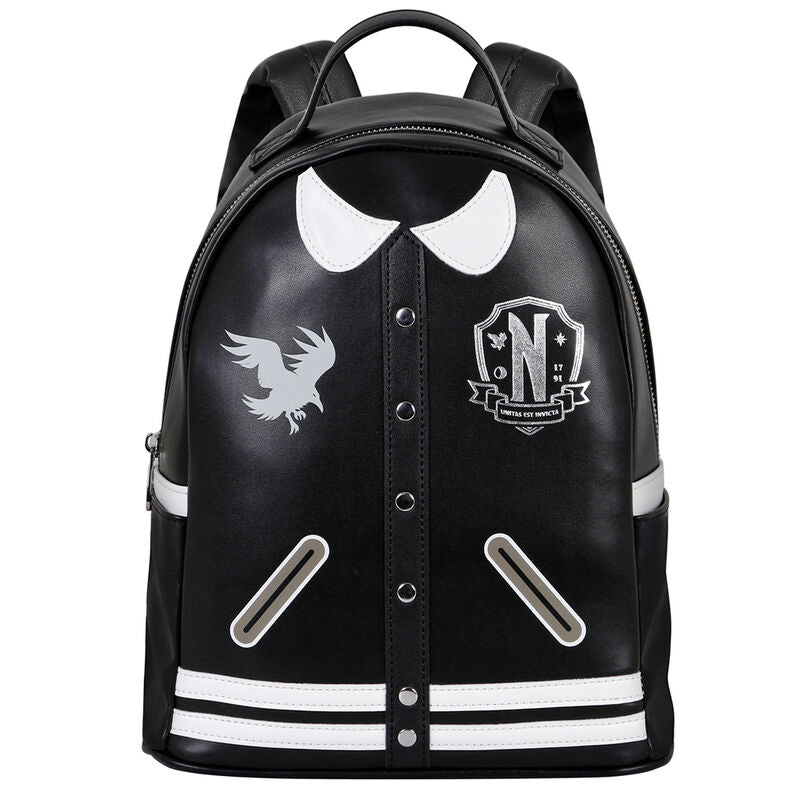 Présentation du sac à dos Wednesday Varsity porté en extérieur lors d'une sortie urbaine