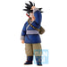 Vue de profil de la figurine Son Goku avec ses vêtements traditionnels orange