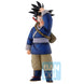 Vue de profil de la figurine Son Goku avec ses vêtements traditionnels orange