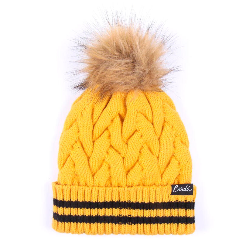 Vue rapprochée du bonnet Hufflepuff CERDÁ montrant la qualité du tricot et les détails du logo brodé