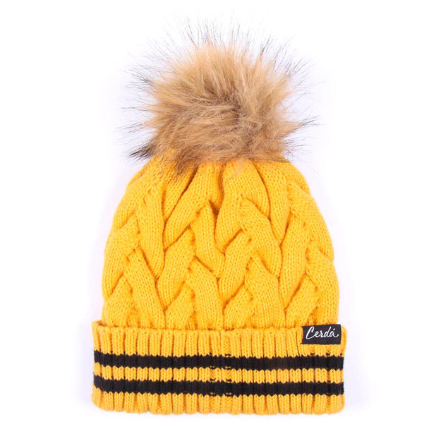 Vue rapprochée du bonnet Hufflepuff CERDÁ montrant la qualité du tricot et les détails du logo brodé