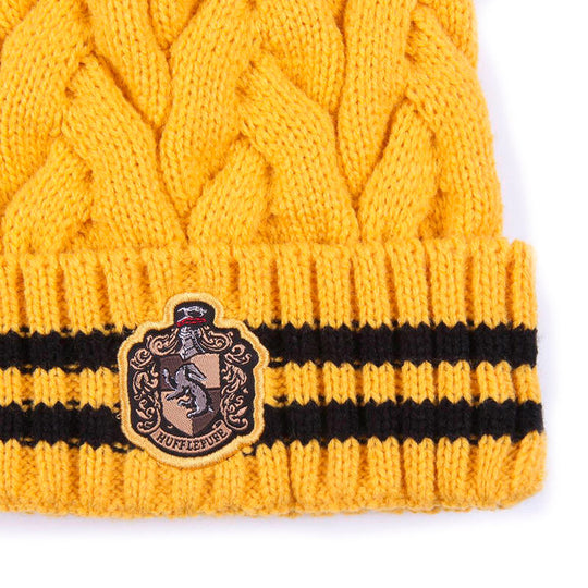 Présentation du bonnet Hufflepuff porté par un mannequin, illustrant son ajustement confortable et son design officiel