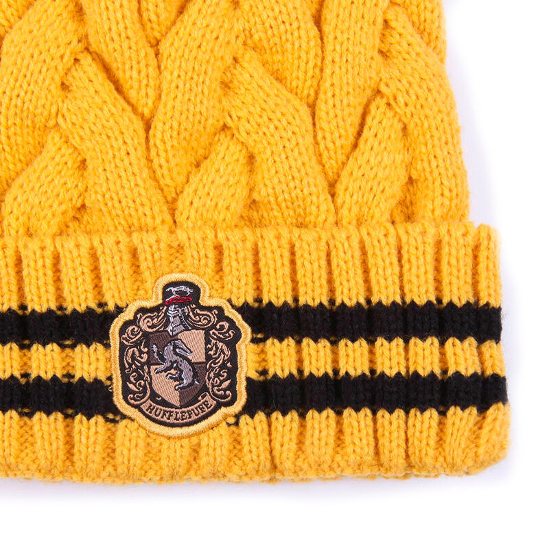 Présentation du bonnet Hufflepuff porté par un mannequin, illustrant son ajustement confortable et son design officiel
