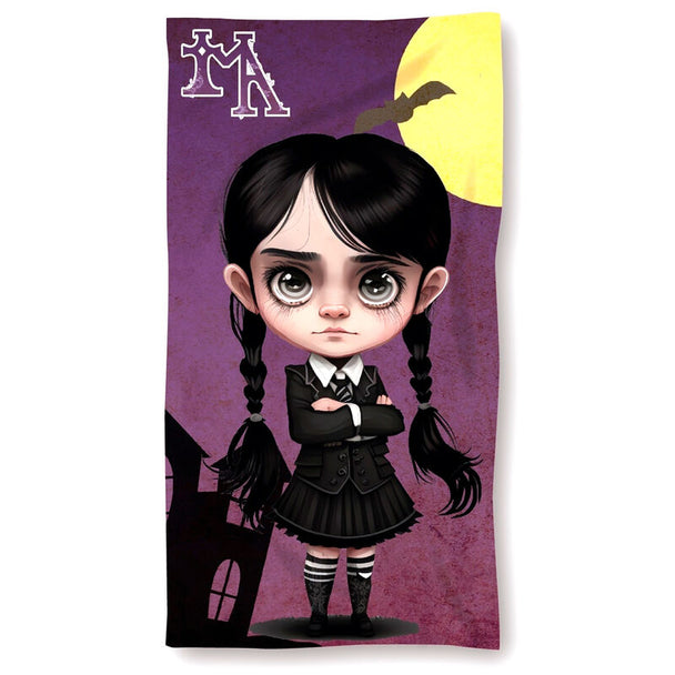 Serviette de plage Gothic Girl en coton 100% avec motif gothique, dimensions 70x140cm, posée sur le sable.