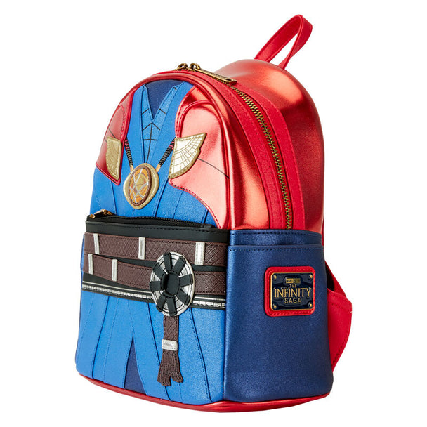 Zoom sur les appliqués et les paillettes brillantes du sac à dos Doctor Strange Loungefly.