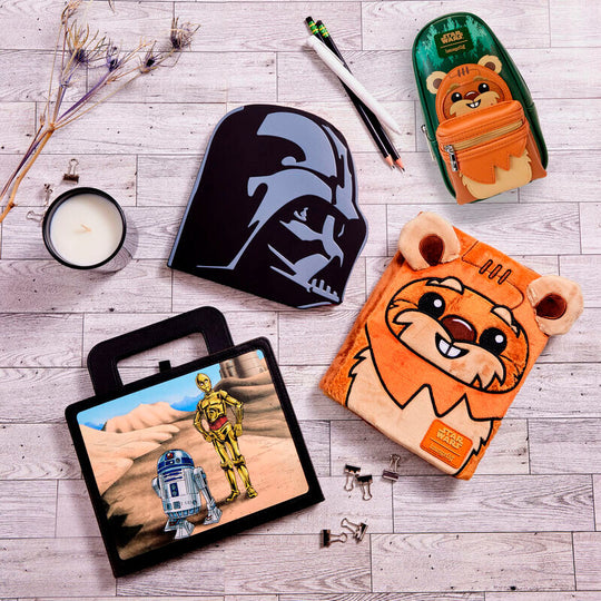 Plan rapproché sur la fermeture et la quincaillerie argentée brillante du carnet Ewok