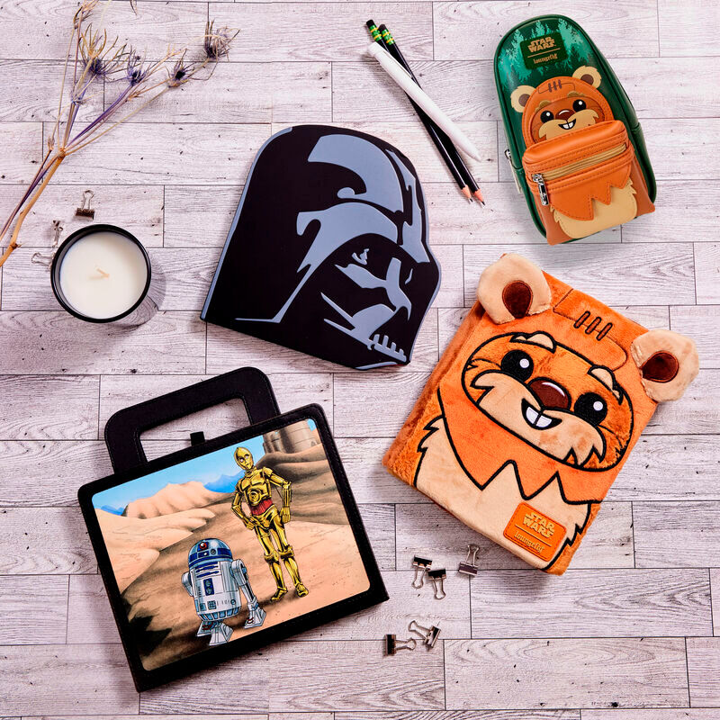 Plan rapproché sur la fermeture et la quincaillerie argentée brillante du carnet Ewok