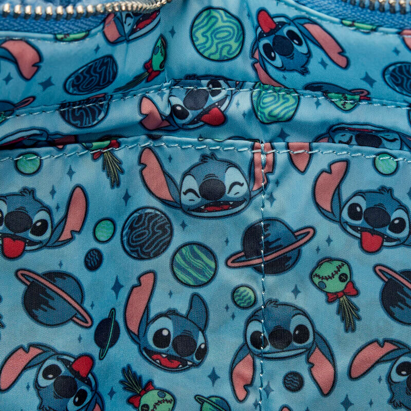Gros plan sur le visage brodé de Stitch sur le sac Loungefly Disney