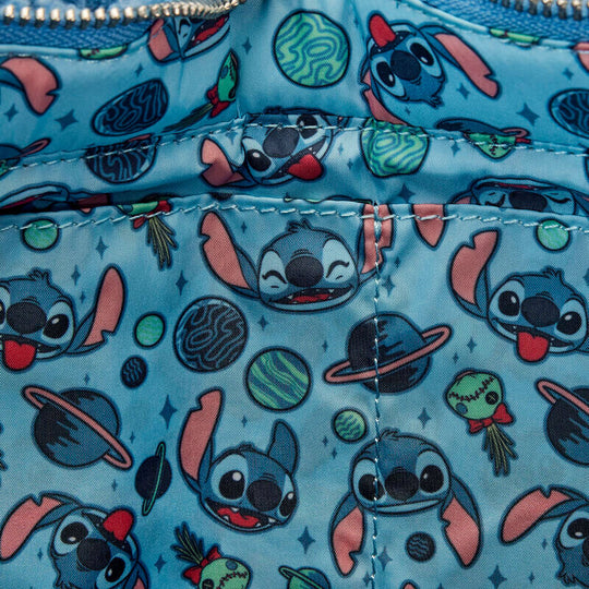 Gros plan sur le visage brodé de Stitch sur le sac Loungefly Disney