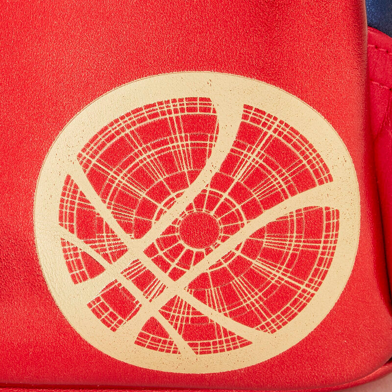 Vue latérale montrant la profondeur et la forme du sac à dos Loungefly Marvel Doctor Strange.