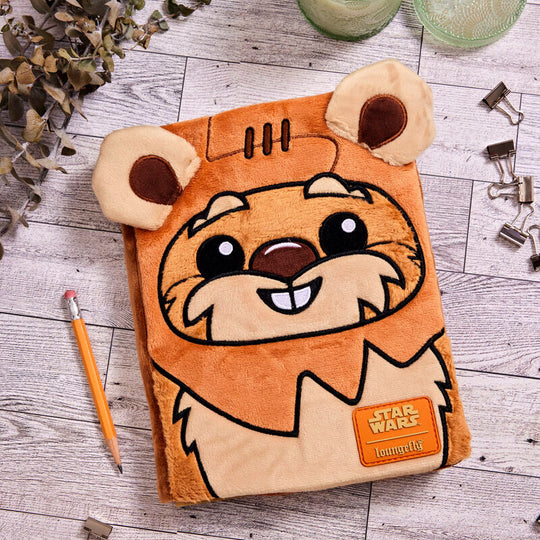 Présentation du carnet ouvert montrant la texture intérieure et la qualité des matériaux
