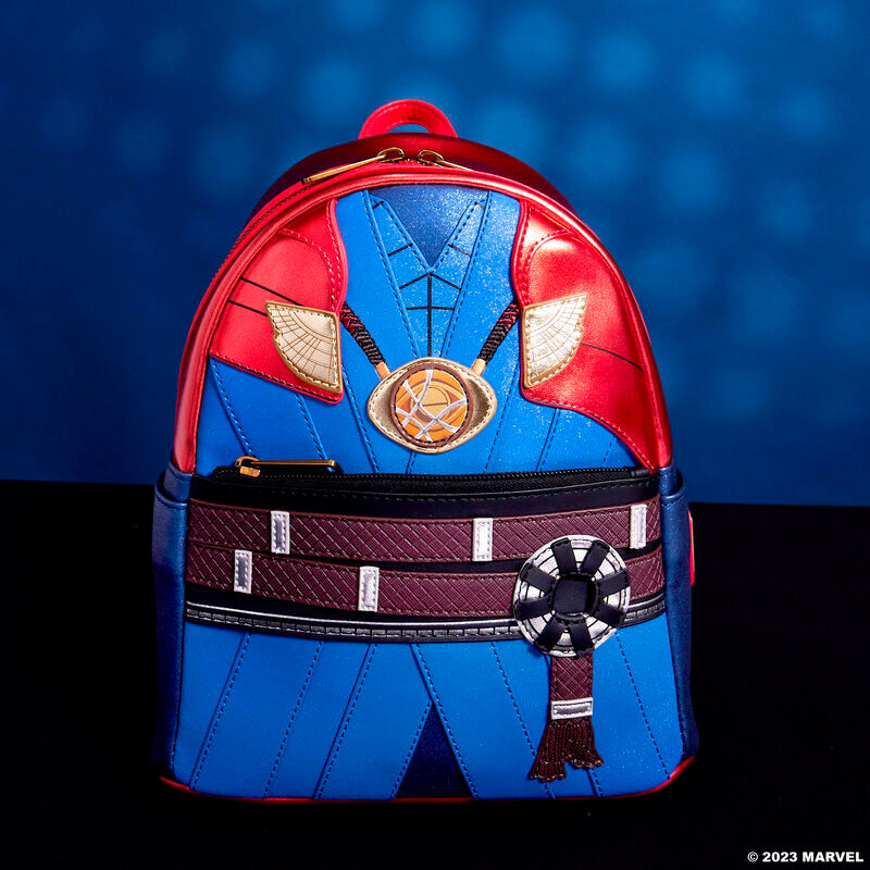Présentation du sac à dos Loungefly Marvel Doctor Strange porté sur le dos d’un mannequin.