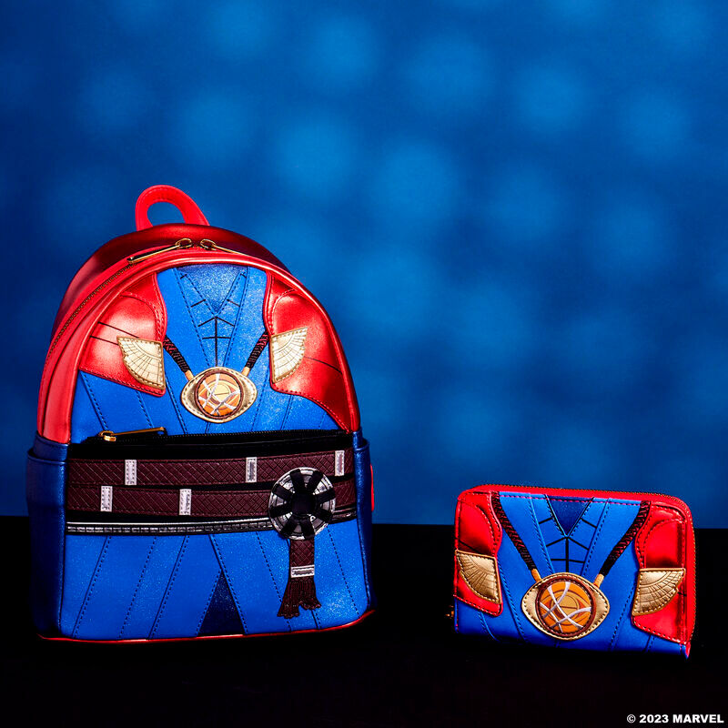 Vue arrière du sac à dos Loungefly Doctor Strange mettant en avant les coutures et finitions.