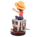 Figurine Luffy en position assise tenant une manette de console sur support Cable Guy