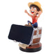 Support Cable Guy Luffy en situation sur un bureau avec accessoires gaming