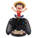 Support Cable Guy Luffy avec manette et accessoires gaming sur bureau organisé