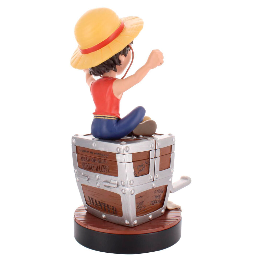 Support Cable Guy Luffy en présentation avec plusieurs accessoires gaming autour
