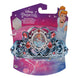 Vue rapprochée d'une couronne tiara rose inspirée de la princesse Ariel