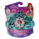 Fille portant une couronne tiara Disney Princesses souriante et joyeuse