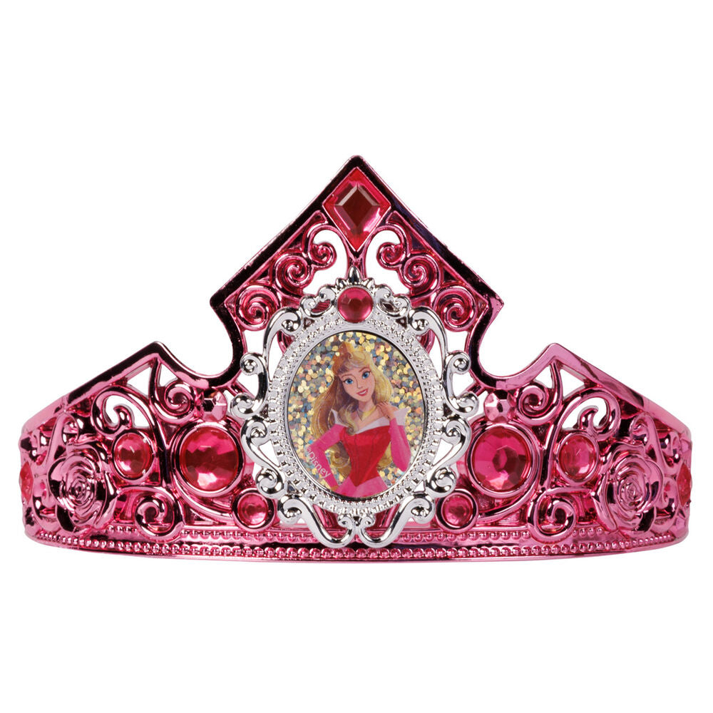 Enfant jouant avec plusieurs couronnes tiara Disney Princesses à la maison