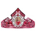 Enfant jouant avec plusieurs couronnes tiara Disney Princesses à la maison