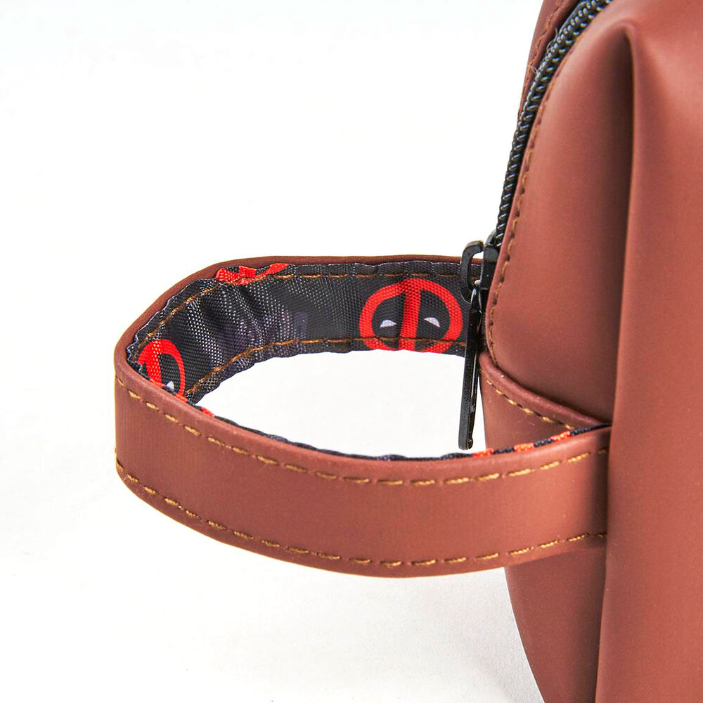 Image de la trousse Deadpool posée sur une surface blanche avec éclairage naturel