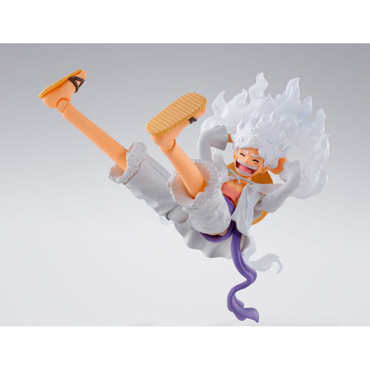 Zoom sur le visage expressif de la figurine Monkey D Luffy Gear 5 avec peinture détaillée