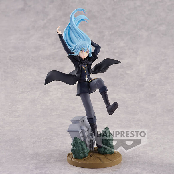 Profil gauche de la figurine Rimuru Tempest montrant la pose et les détails du costume