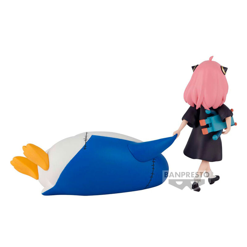 Vue rapprochée des figurines Anya Forger et Penguin côte à côte sur fond neutre