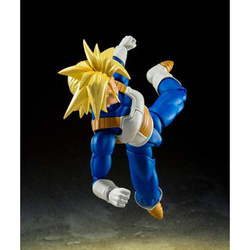 Gros plan sur le visage expressif de la figurine Trunks Super Saiyan avec cheveux dorés